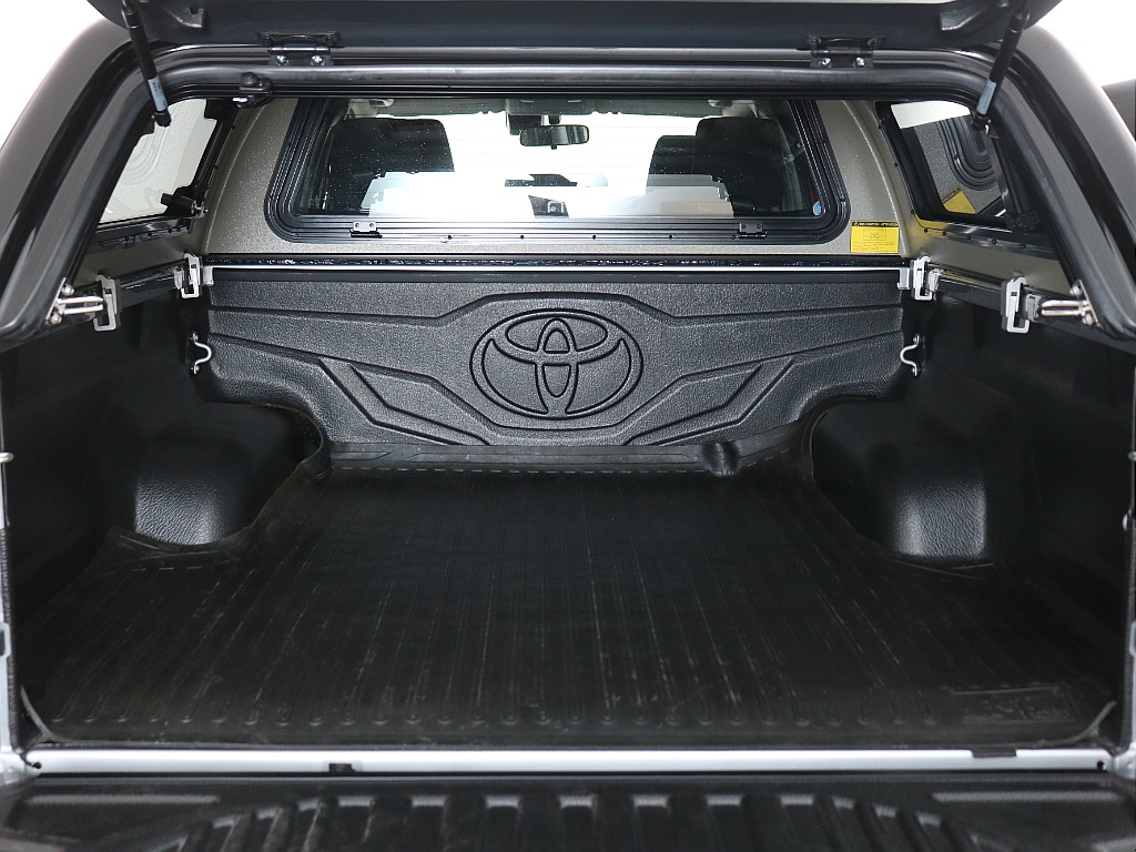トヨタ純正ベッドライナー装備！ 荷物を載せた際の傷を防げます。