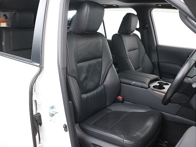 レザーシートにパワーシートも標準装備！高級感のあるスタイル！