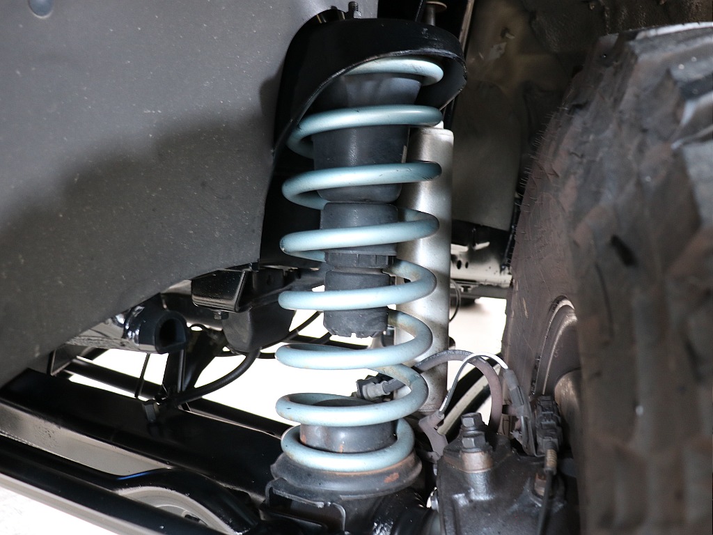 足回りもご覧の通り！社外パーツでリフトアップ済み！