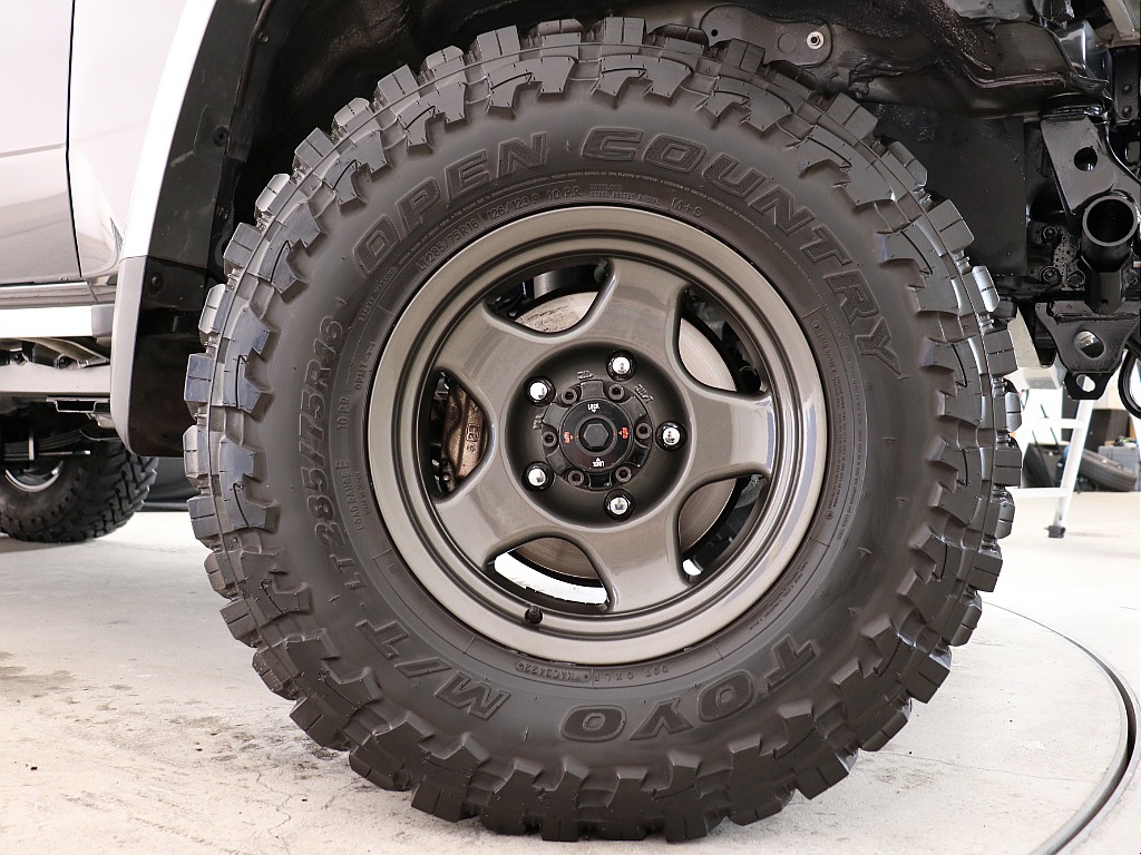 オープンカントリーMTタイヤにブラッドレーAWの組み合わせ！