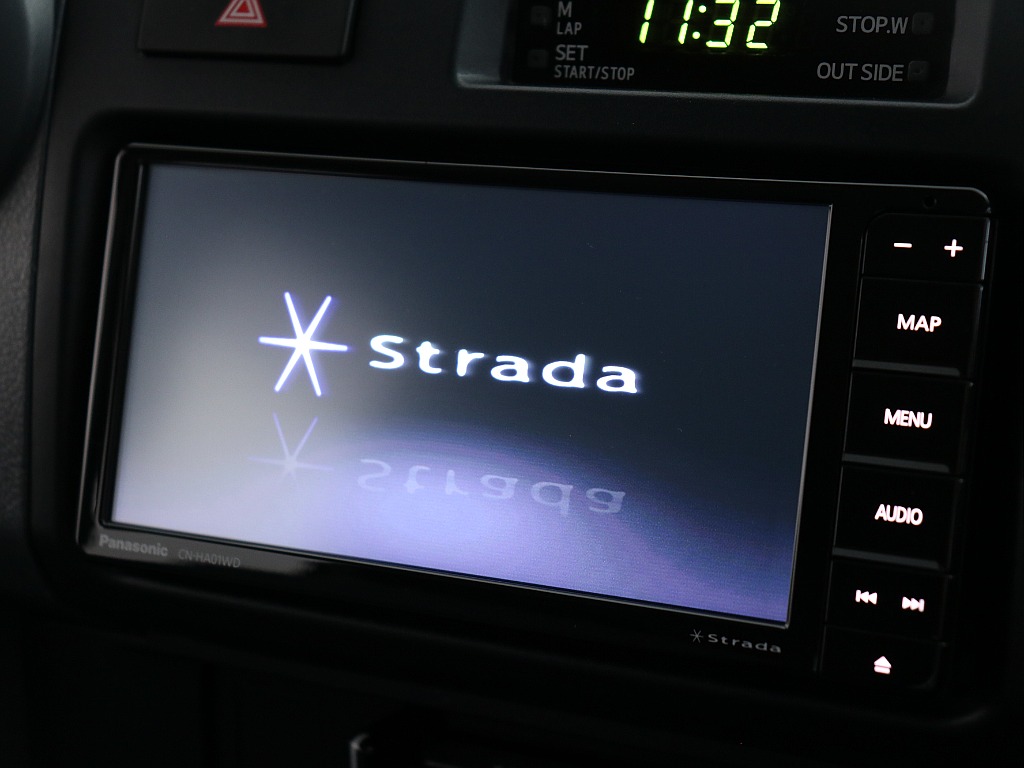 ストラーダ製7インチナビ装着済み！