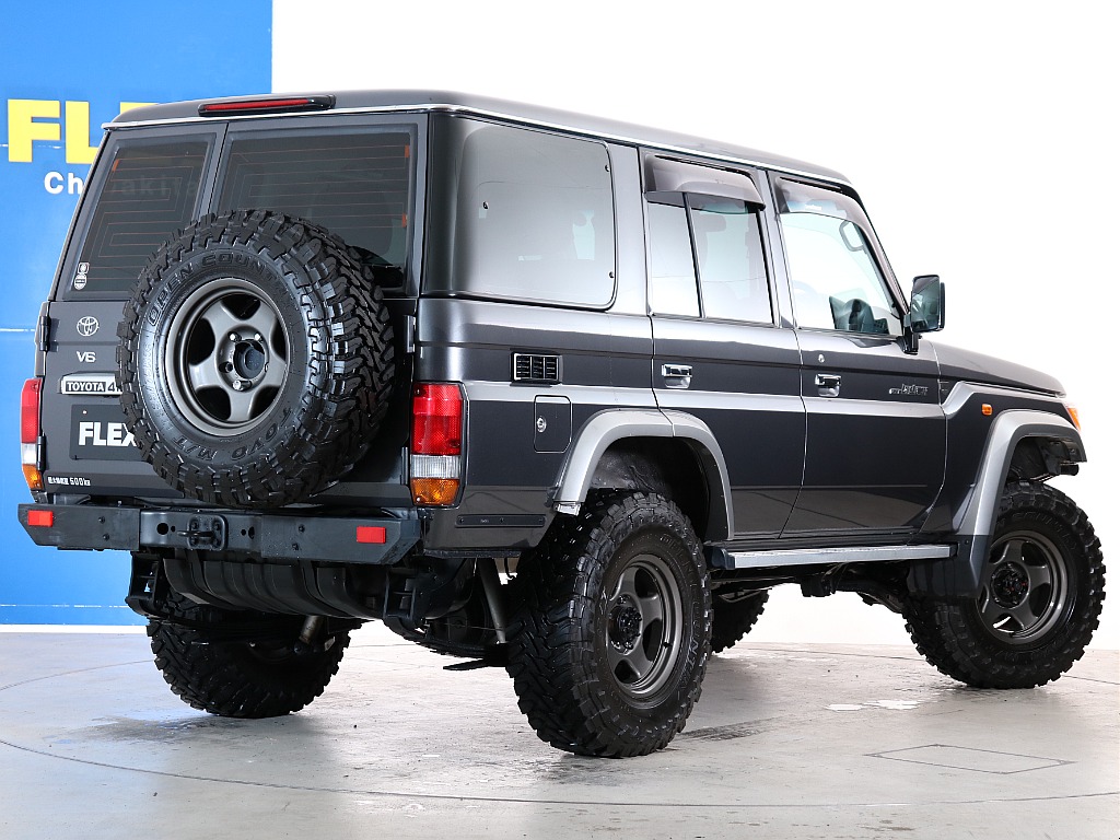 背面タイヤも取り揃えており、カッコよさがにじみ出てますね！