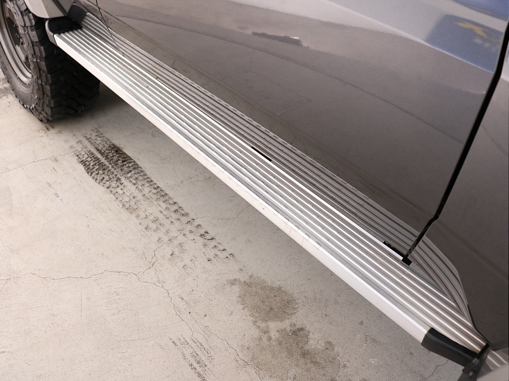 サイドステップ付きで乗り降り楽々！