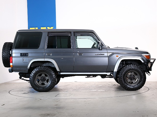 リフトアップ施工しておりますが、サイドステップ付きの為乗り降りも楽々です！