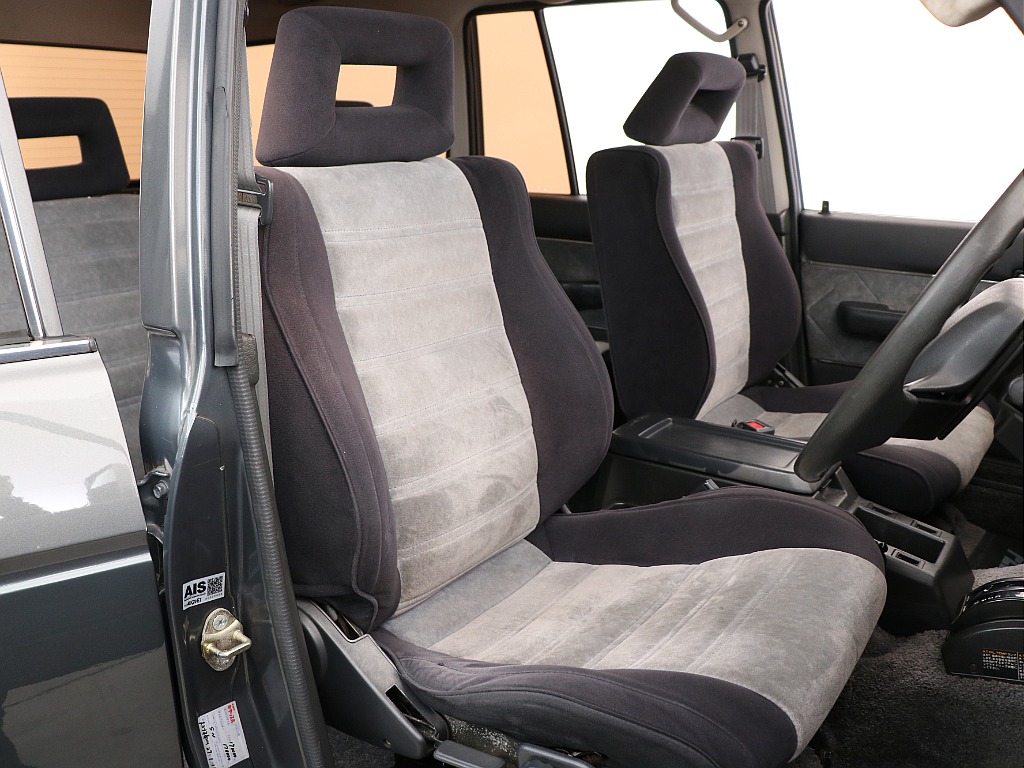 運転席もご覧のクオリティー！非常に綺麗な状態を保っております！