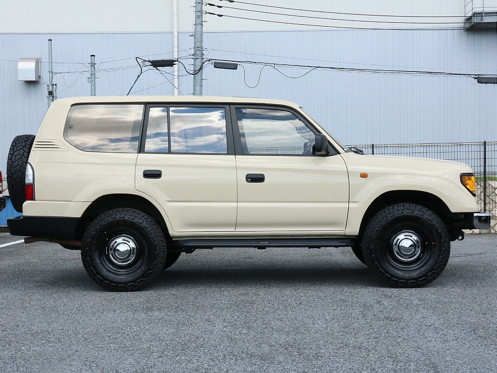 新品ROKUNANAサイドステップ付きのお車です！乗り降りも楽々、小さいお子様でも安心！