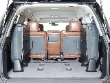 3列目シート付の8人乗り設定です！使わない際は跳ね上げ可能なセミオート！