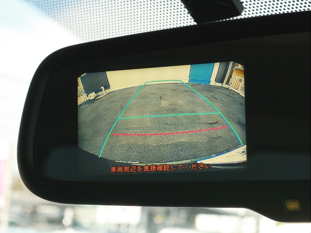 メーカーオプションのバックカメラ内蔵自動防眩ミラーが設置されています。駐車時等のドライビングをアシストします。