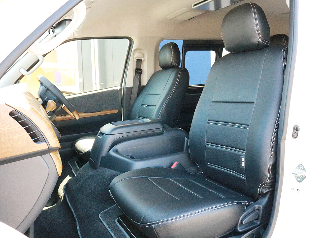 FLEXオリジナル　レザー調シートカバーを装着済み！　車内の高級感を演出すると共に純正シートの保護効果も期待出来ます。