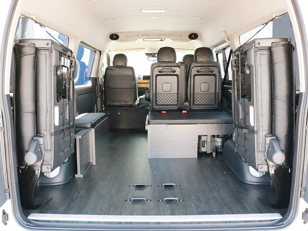 リヤハッチを開き、4列目シートを跳ね上げると10人乗りワゴンなのに十分な荷室スペースが確保されています。また、床張りフローリング施工済みなので、車内が安定する他、水拭き可能でお手入れも楽になります。