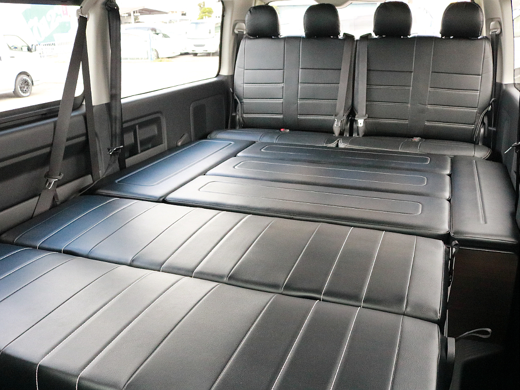 アレンジASをフルフラットにすることによって、広々とした後席スペース全体がベッドルームになります。大人数の車中泊にも対応しています。