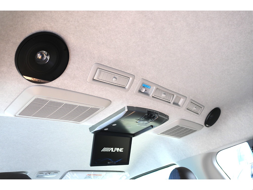 フリップダウンモニターの両脇には、後席に素晴らしい音響を与えるルーフスピーカーが設置されています。