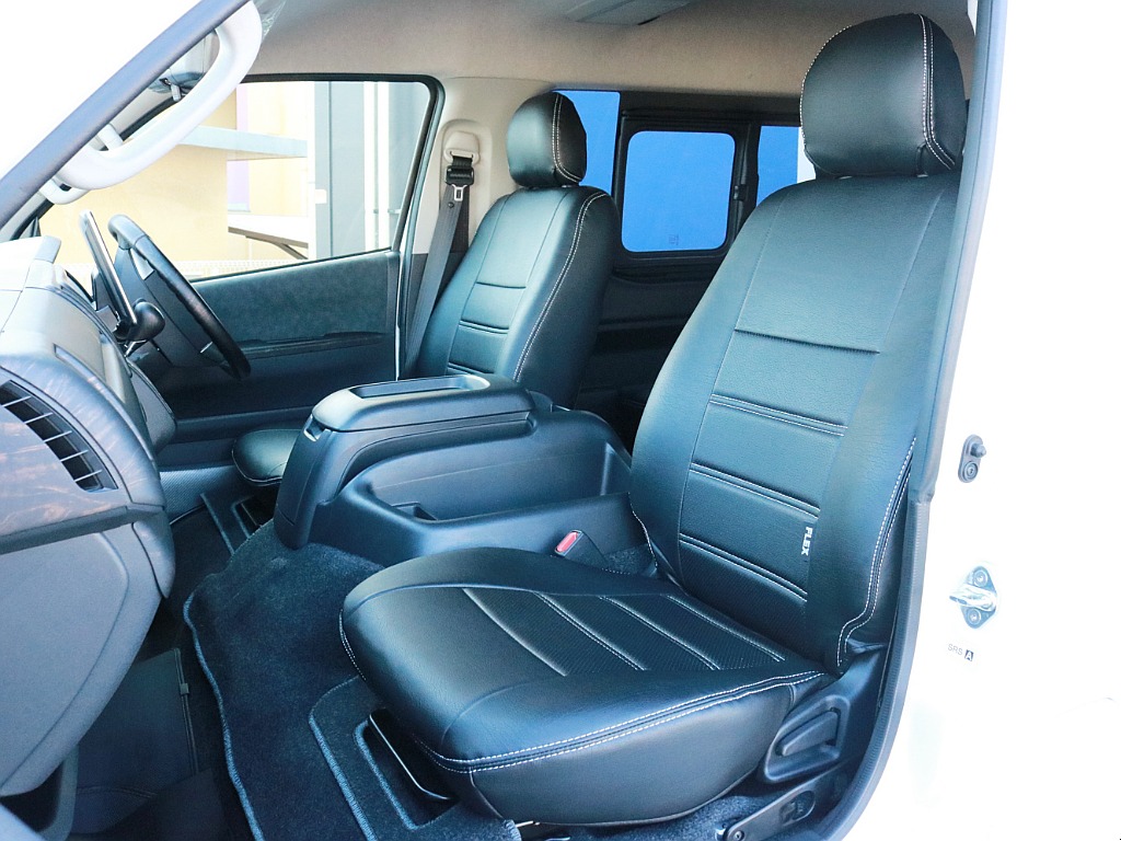 FLEXオリジナル レザー調シートカバーを装着済み！　車内の高級感を演出すると共に純正シートの保護効果も期待出来ます。