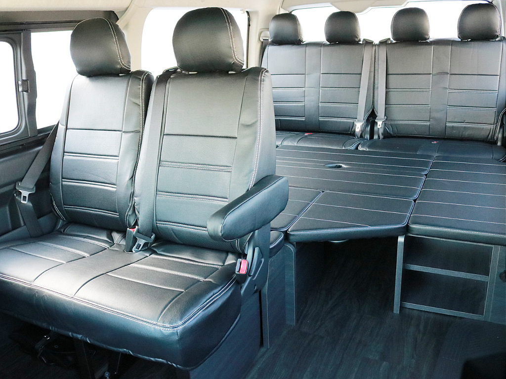2列目シート、4列目シートにもレザー調シートカバーが設置されています。シートアレンジはフルフラット車中泊モードになっています。