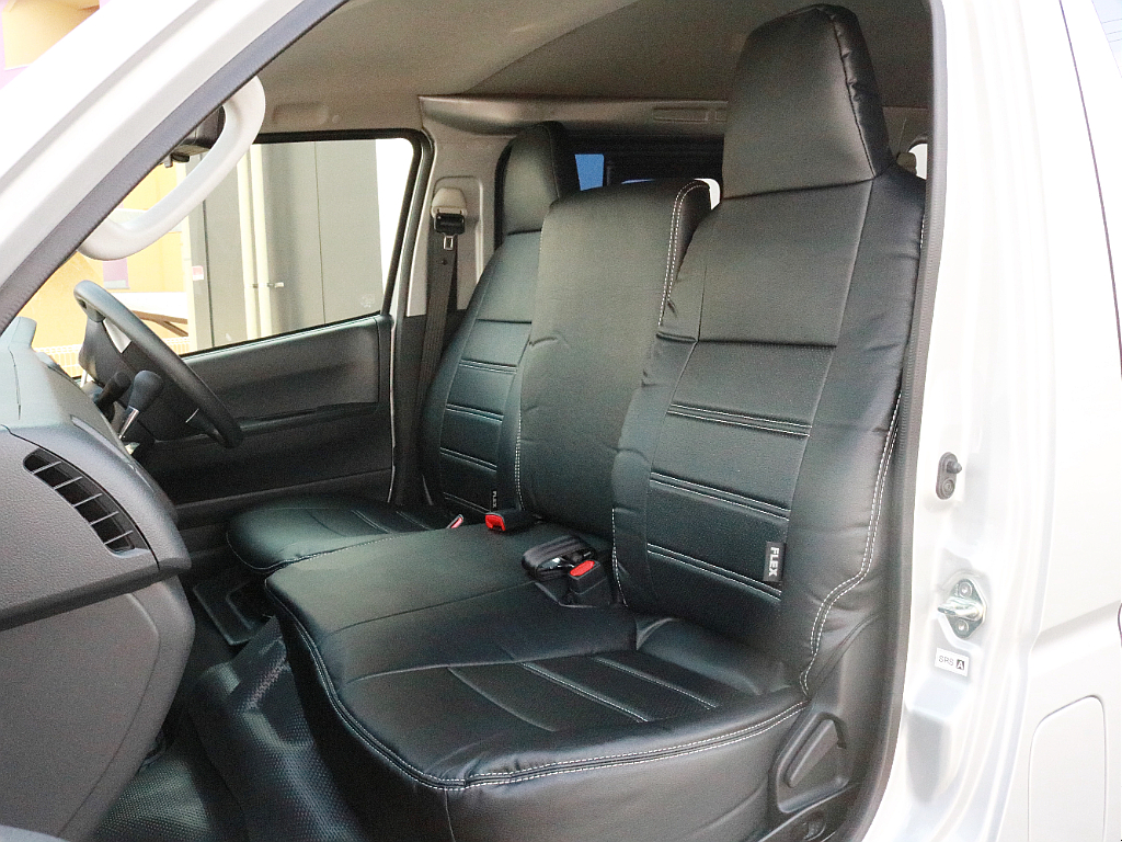 FLEXオリジナルDX専用レザー調シートカバーを装着！　車内に統一感を与えると共に、純正シートの保護効果も期待出来ます。シートはベンチタイプになっており、運転席と助手席の間に1席確保できます。