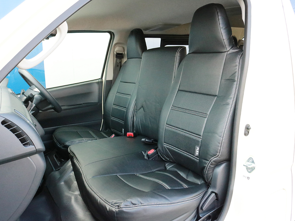 FLEXオリジナルDX専用レザー調シートカバーを装着！　車内に統一感を与えると共に、純正シートの保護効果も期待出来ます。シートはベンチタイプになっており、運転席と助手席の間に1席確保できます。