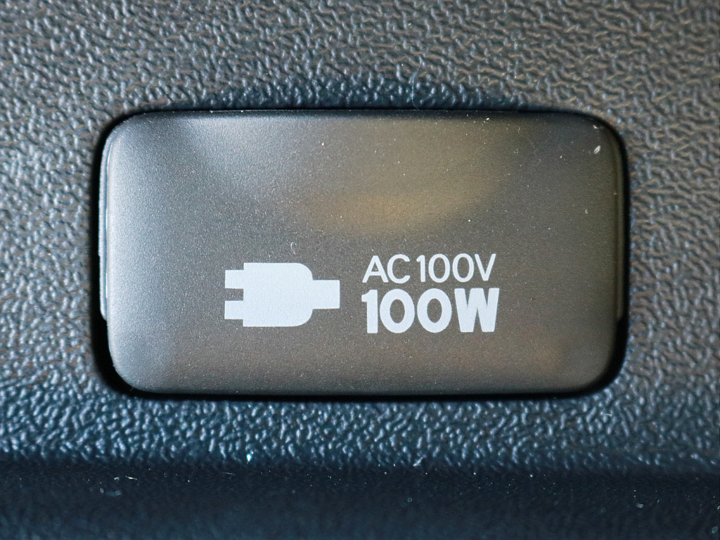 あると便利なAC100V電源も設置されています。携帯電話等のモバイル端末の充電にご活用頂けます。