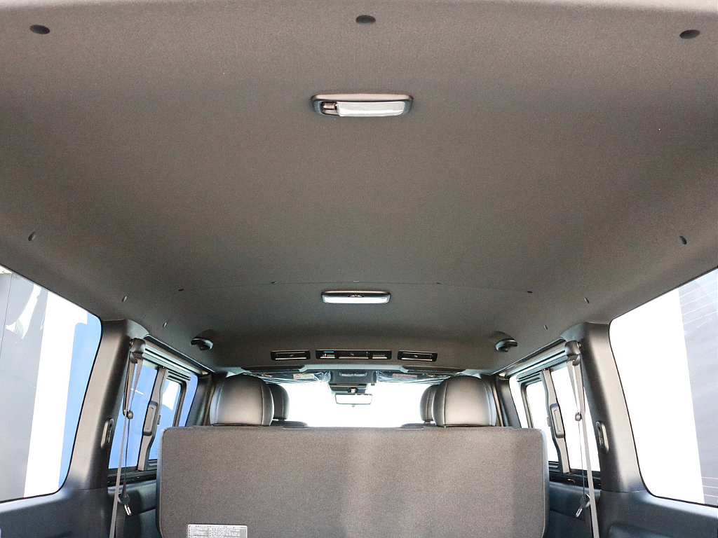 ダークプライムⅡ特別仕様なのでダークルーフ＆ブラックピラーになっています。車内に高級感が漂っています。