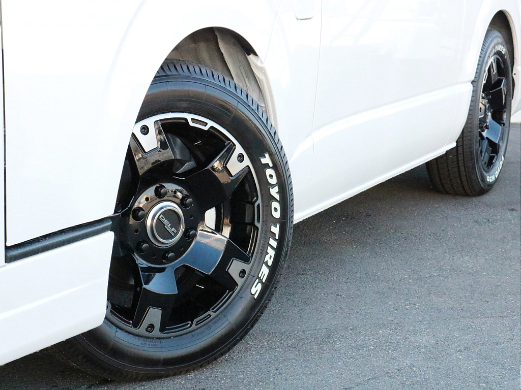 足元はFLEXオリジナルDelf03　１７インチＡＷを装着済み！　タイヤはTOYO　H20ホワイトレタータイヤを合わせました。