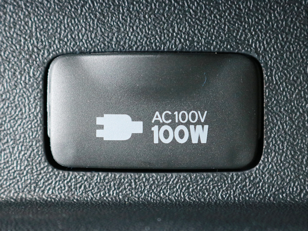 あると便利なAC100V電源も設置されています。携帯電話等のモバイル端末の充電にご活用頂けます。