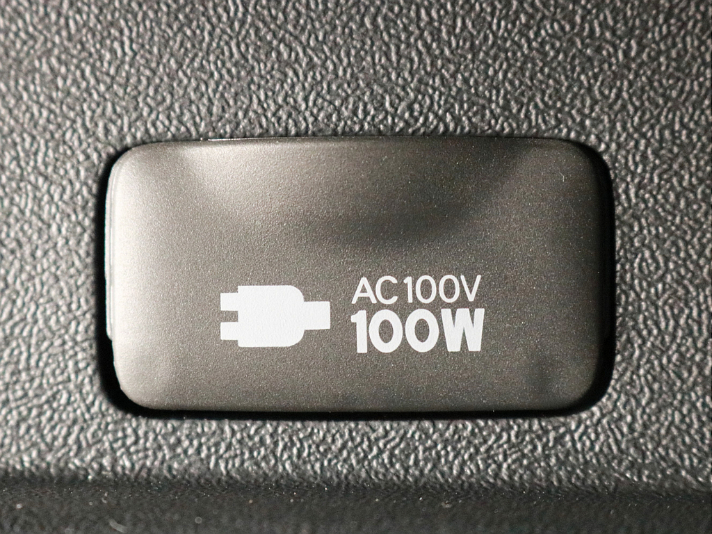 あると便利なAC100V電源も設置されています。携帯電話等のモバイル端末の充電にご活用頂けます。