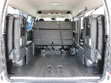 リアハッチを開き4列目シートを跳ね上げると、十分な荷室スペースが確保されています。床張りフローリング施工済みで、車内が安定する他、水拭き可能なのでお手入れも楽になります。