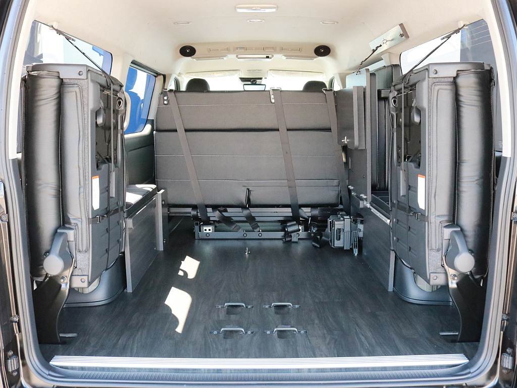 リヤハッチを開き4列目シートを跳ね上げると、十分な荷室スペースが確保されています。床張りフローリング施工済みで、車内が安定する他、水拭き可能なのでお手入れも楽になります。