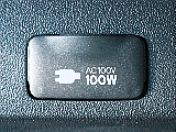 あると便利なAC100V電源も設置されています。携帯電話等のモバイル端末の充電にご活用頂けます。
