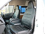 FLEXオリジナルDX専用レザー調シートカバーを装着済み！　DXタイプのシートにもフィットするよう設計されています。