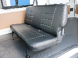 後部座席にもFLEXオリジナルDX専用レザー調シートカバーが装着されています！
