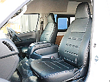 FLEXオリジナルDX専用レザー調シートカバーを装着済み！　DXタイプのシートにもフィットするよう設計されています。