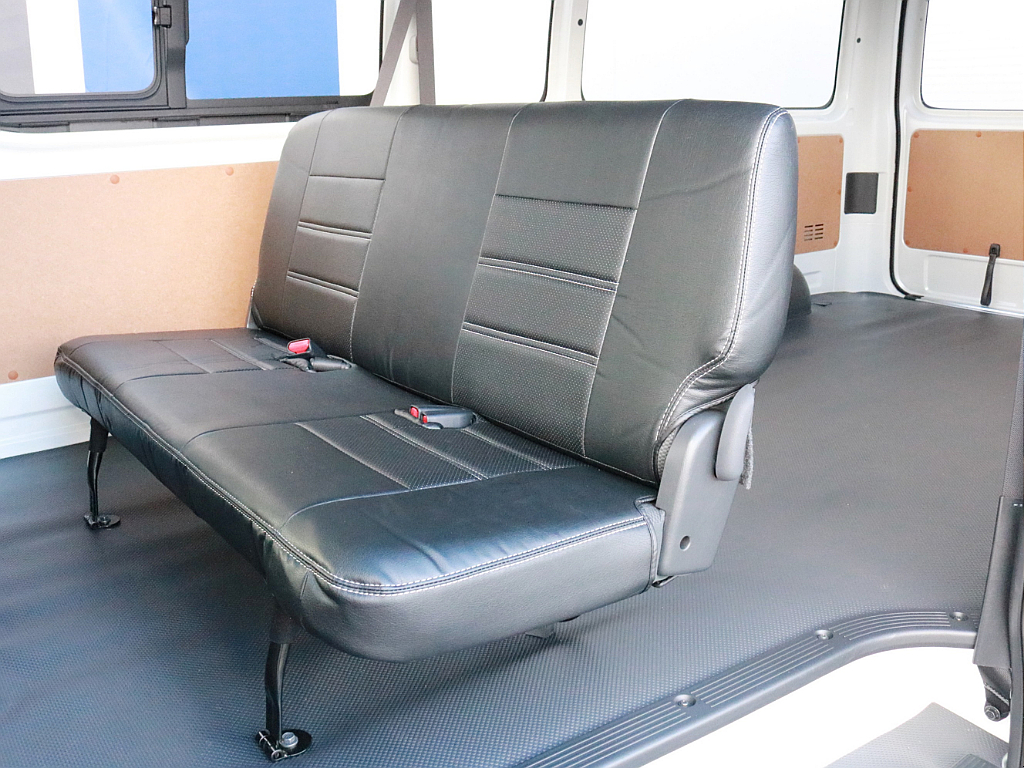後部座席にもFLEXオリジナルDX専用レザー調シートカバーが装着されています！