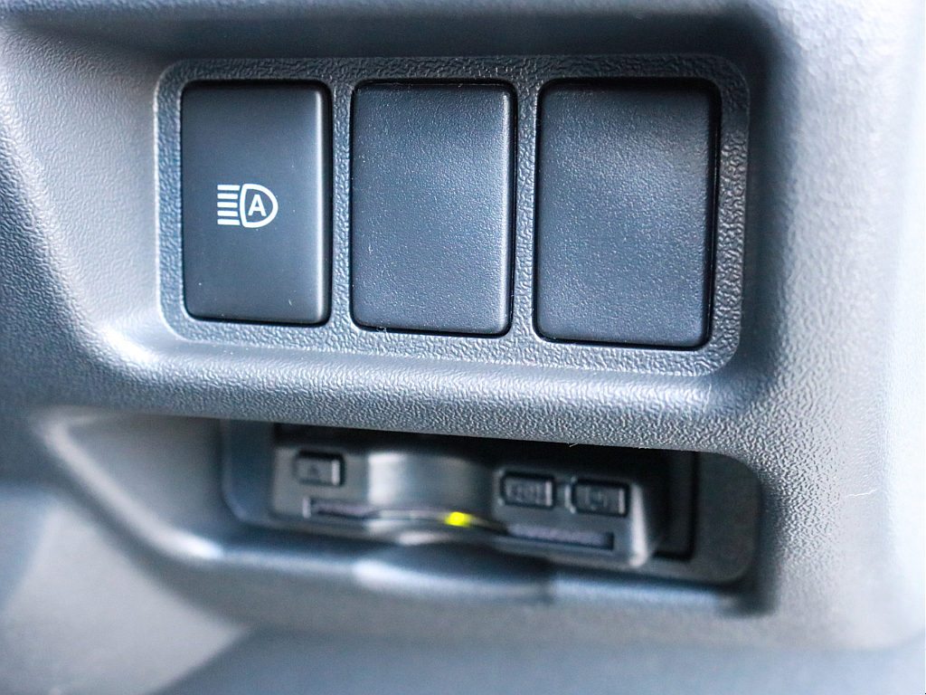 ハイウェイドライブの必需品ETCもビルトイン済み！　ETCの上にはオートハイビームのスイッチがあります。