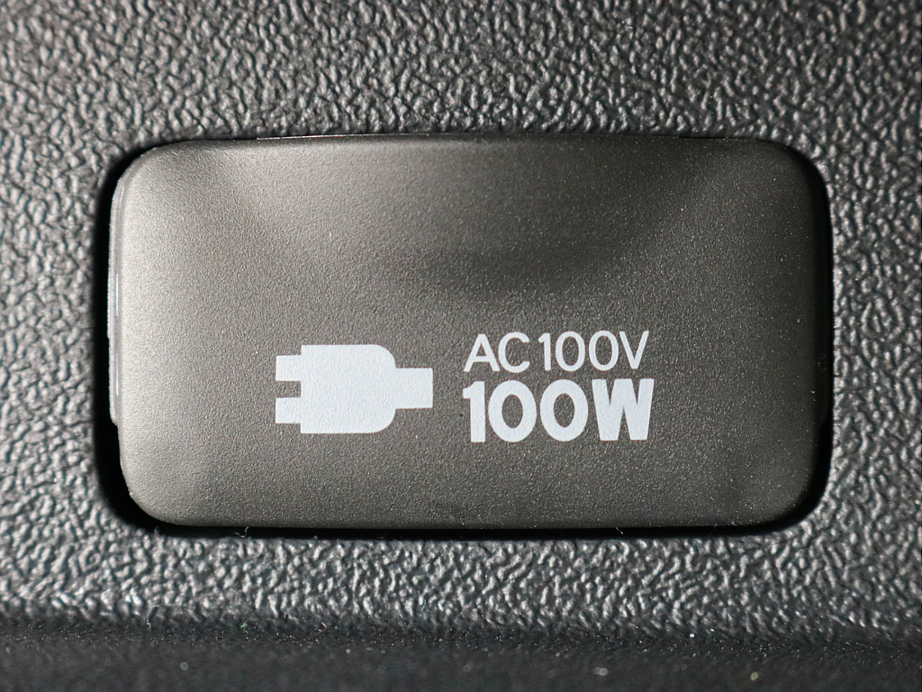 あると便利なAC100V電源も設置されています。携帯電話等のモバイル端末の充電などにご活用頂けます。