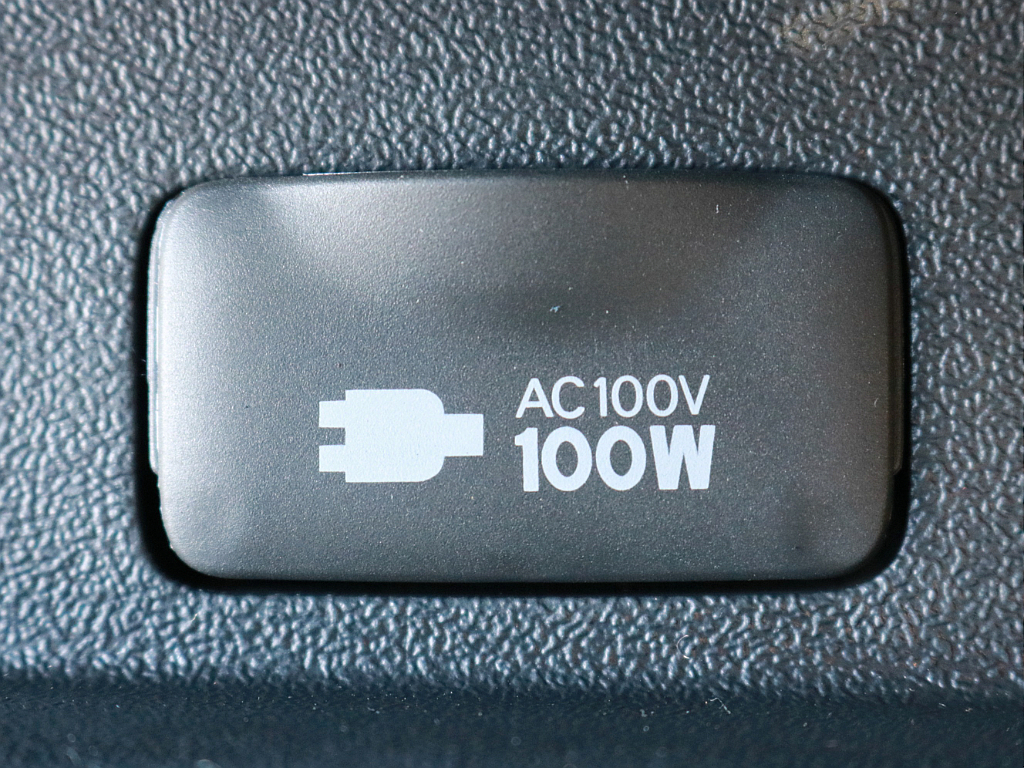 あると便利なAC100V電源も設置されています。携帯電話等のモバイル端末の充電などにご活用頂けます。