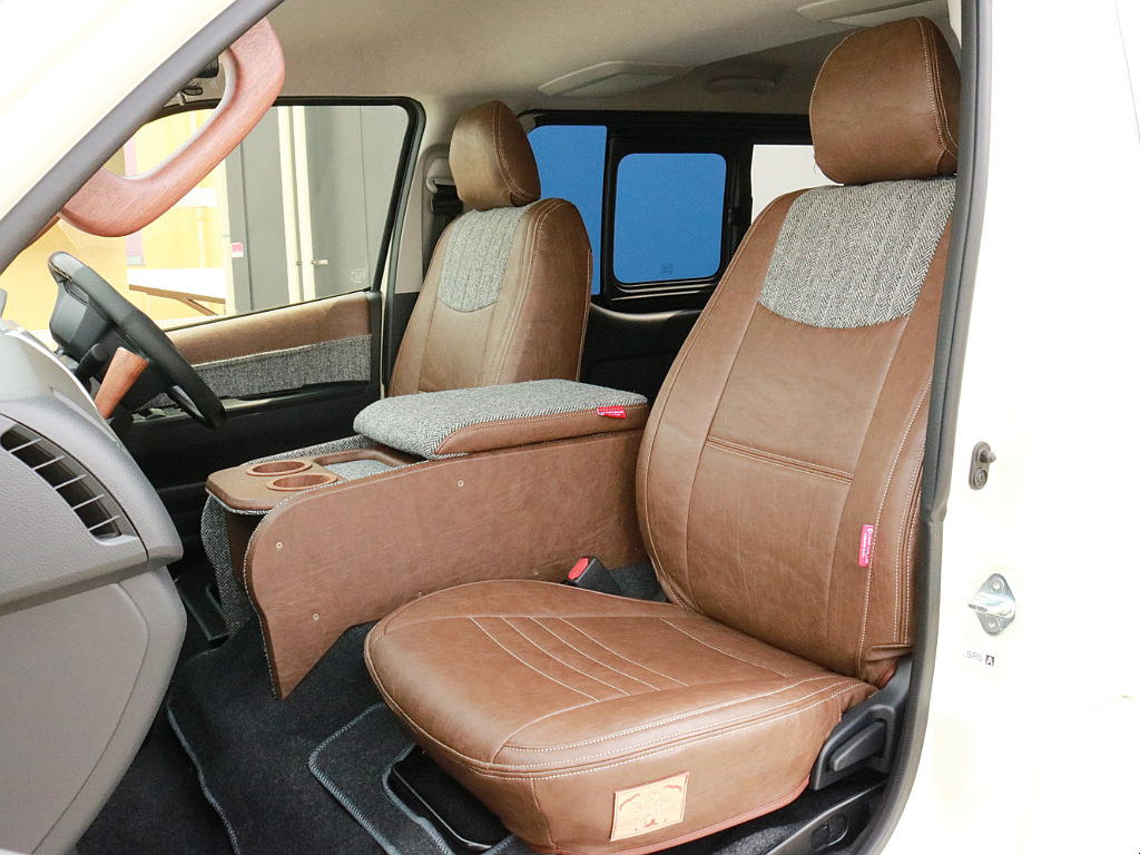 クラフトプラス　シートカバー(Newyork Style type.1)を装着済み！　丈夫で座り心地がとても良いシートカバーです。車内に統一感を与えると共に、純正シートの保護効果も期待出来ます。