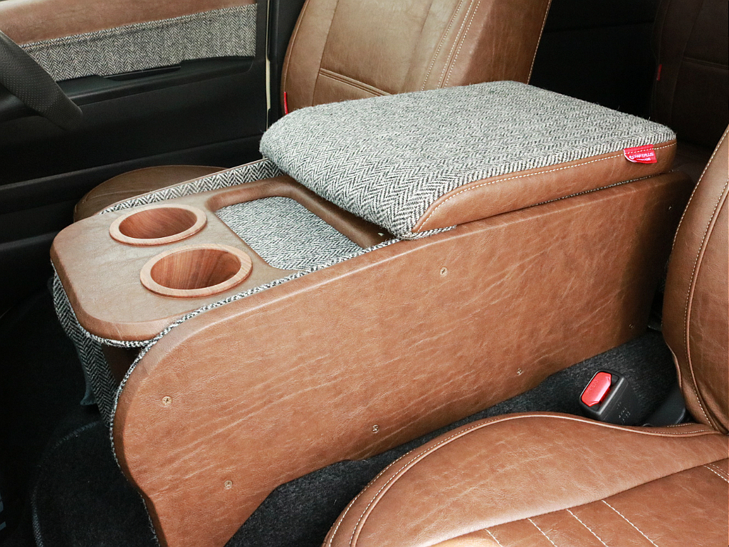 クラフトプラス　センターコンソールボックス(Newyork Type.1)を装着！　シートカバーと同色で車内に統一感がでます。運転席は勿論、助手席の利便性にも優れた一品です。