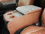 クラフトプラス　センターコンソールボックス(Newyork Type.1)を装着！　シートカバーと同色で車内に統一感がでます。運転席は勿論、助手席の利便性にも優れた一品です。