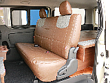 2列目シートにもクラフトプラス　シートカバーを装着済み！　3点式シートベルトなのでチャイルドシートの設置も可能です。