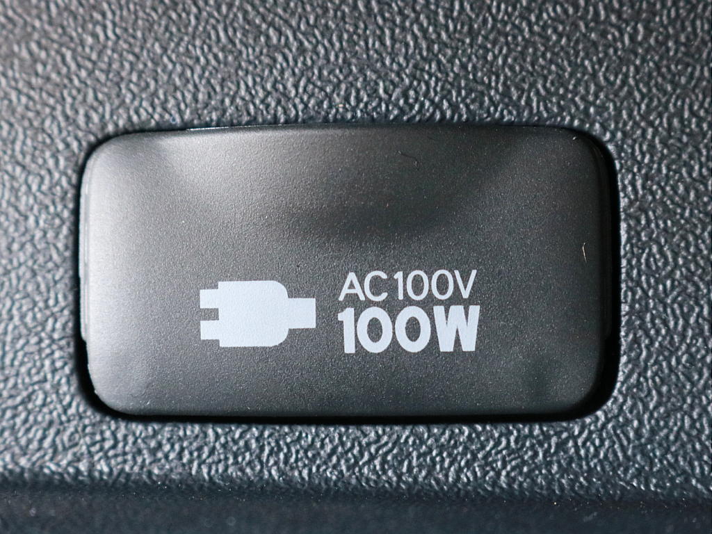 あると便利なAC100V電源も設置されています。携帯電話等のモバイル端末の充電などにご活用頂けます。