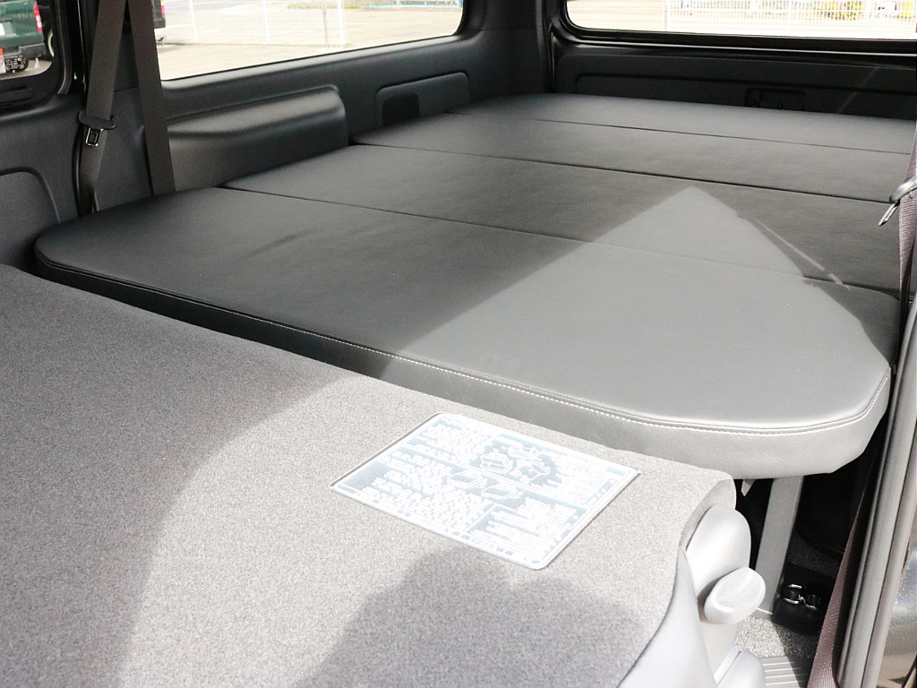 2列目シートを前方へ倒すことによって荷室全体をほぼフルフラット化することが可能です。