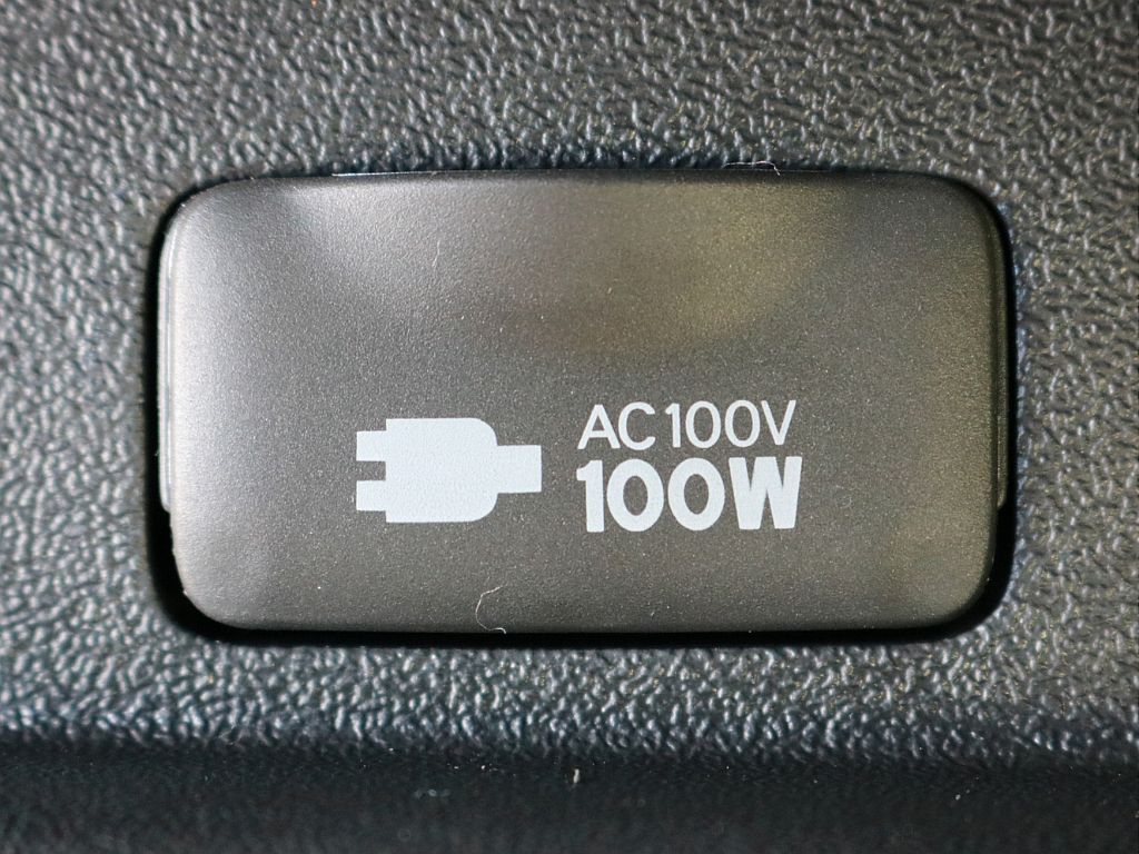 あると便利なアクセサリーコネクターAC100V電源を完備！　モバイル端末の充電などにご活用頂けます。
