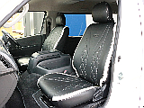 ファインテックツアラー専用のFLEXオリジナル レザー調シートカバーを装着済み！　車内の高級感を演出すると共に、シートの保護効果も期待出来ます。