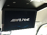アルパイン　12.8インチフリップダウン後席モニターを完備！　後席のゲストを映像で楽しませる他、車中泊時にも重宝します。