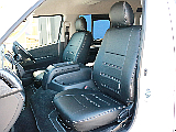 FLEXオリジナル レザー調シートカバーを装着済み！　車内に統一感を与えると共に、純正シートの保護効果も期待出来ます。