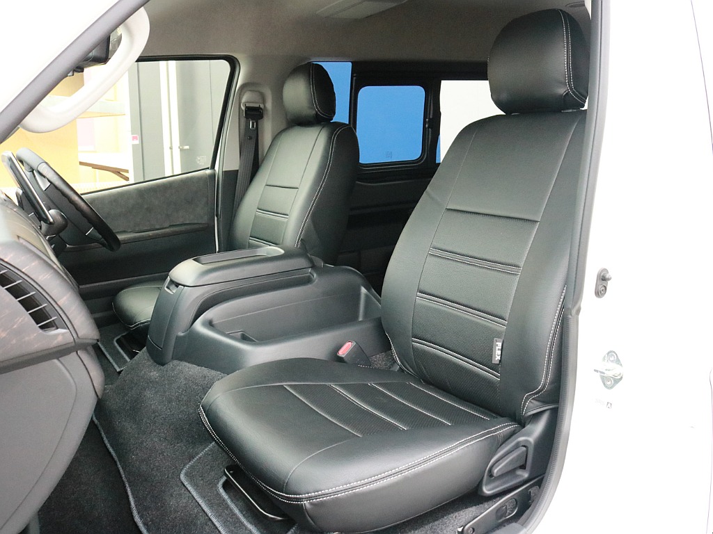 FLEXオリジナル レザー調シートカバーを装着済み！　車内に統一感を与えると共に、純正シートの保護効果も期待出来ます。