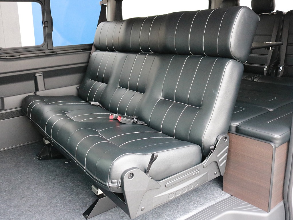 シートアレンジ【アレンジAS】の特徴でもある1400mm幅3人掛けベンチシートが設置されています。前向きは勿論、後ろ向きやフルフラットに変化させることが可能で、乗り心地と汎用性の高いシートです。