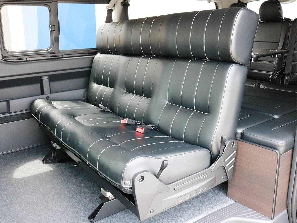 シートアレンジ【アレンジAS】の特徴でもある1400mm幅3人掛けベンチシートが設置されています。前向きは勿論、後ろ向きやフルフラットに変化させることが可能で、乗り心地と汎用性の高いシートです。