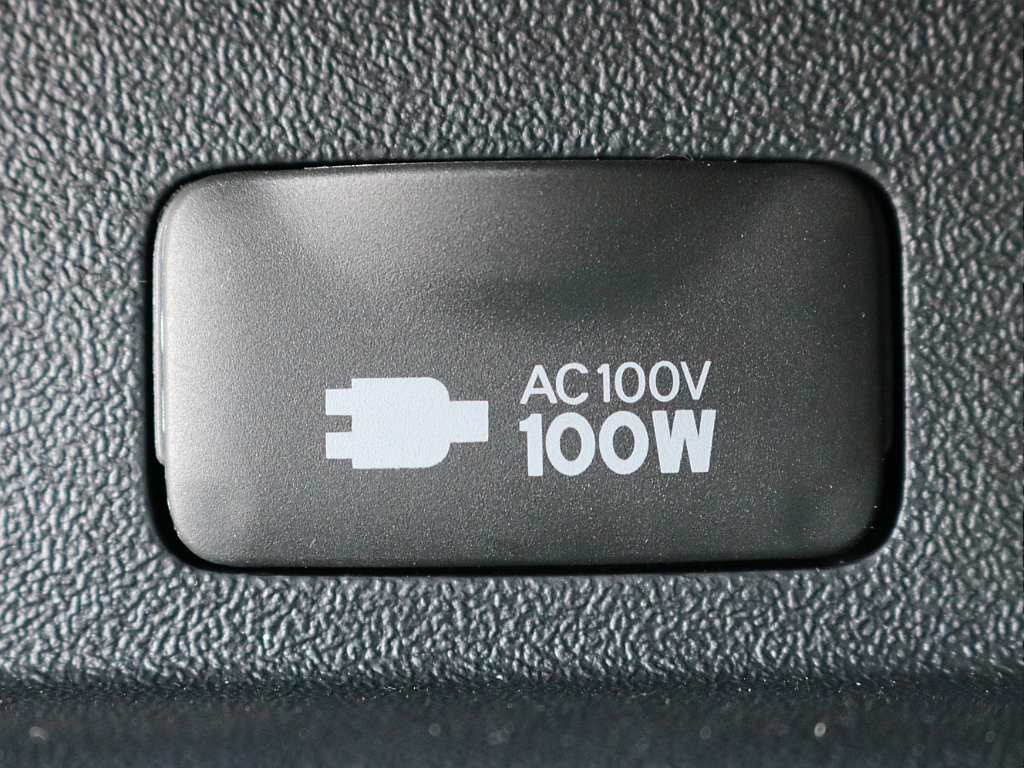 あると便利なAC100V電源も設置されています。携帯電話等のモバイル端末の充電などにご活用頂けます。