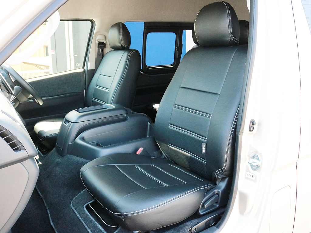 FLEXオリジナル レザー調シートカバーを装着済み！　車内に高級感を与えるとともに、純正シートの保護効果も期待出来ます。